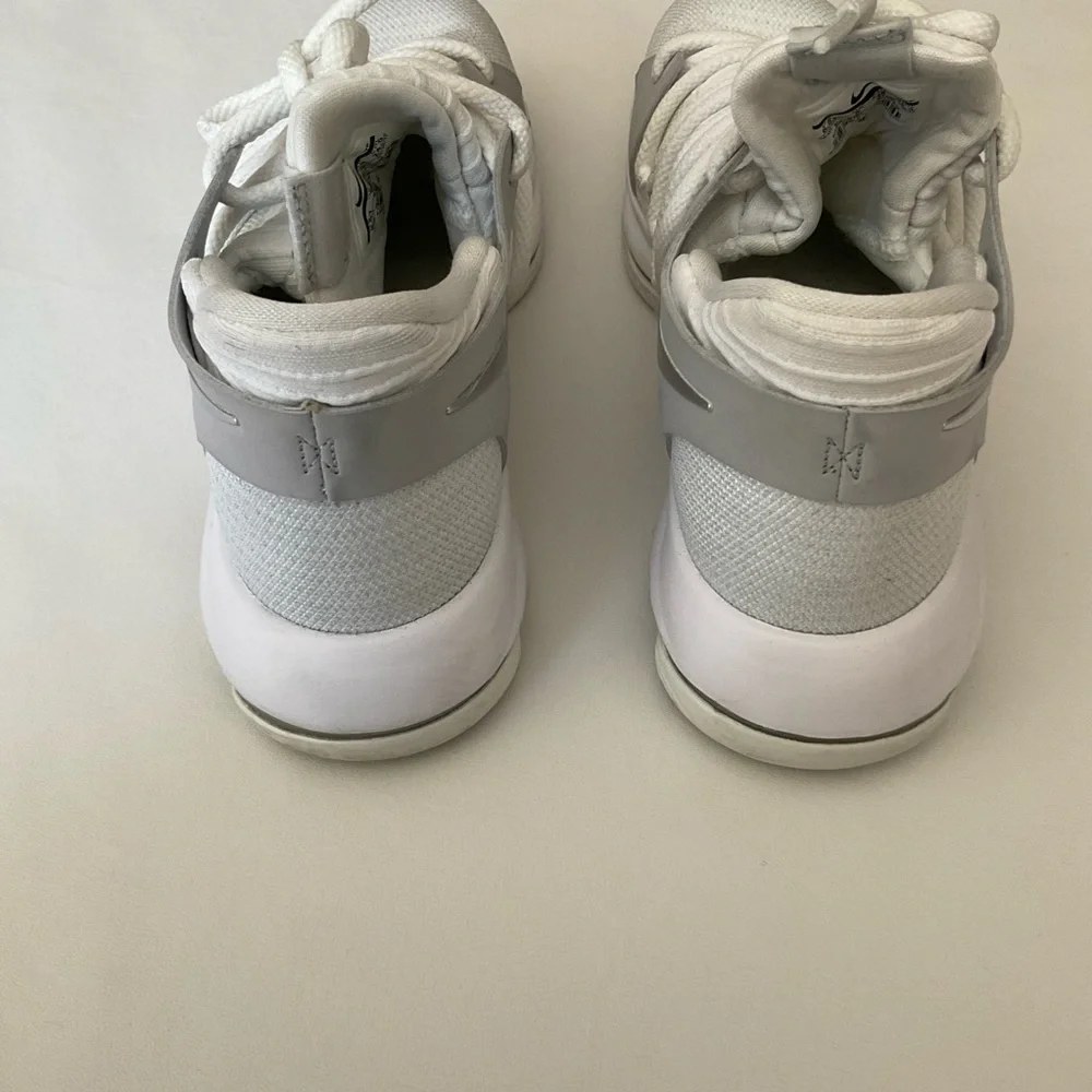 Nike Zoom  Kevin Durant Sneakers in White Size 6.5Y